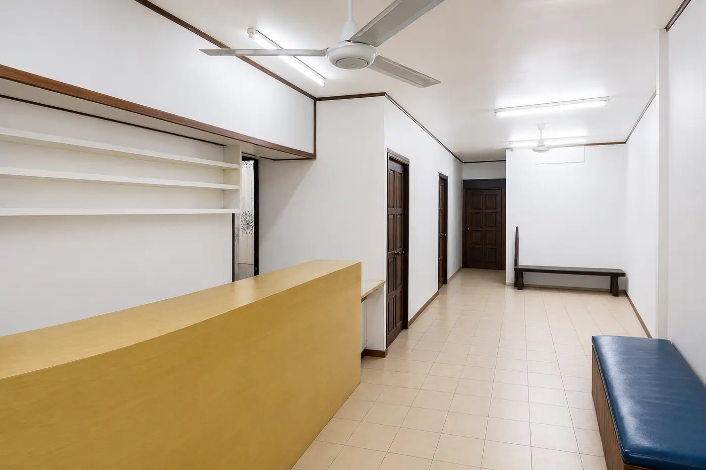Ruang menunggu dan kaunter Klinik Shukor Ajil
